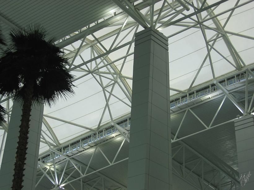 0506gz_IMG_1848.jpg - L'aéroport de Guangzhou avec ses bâtiments construits selon une structure de palmier.