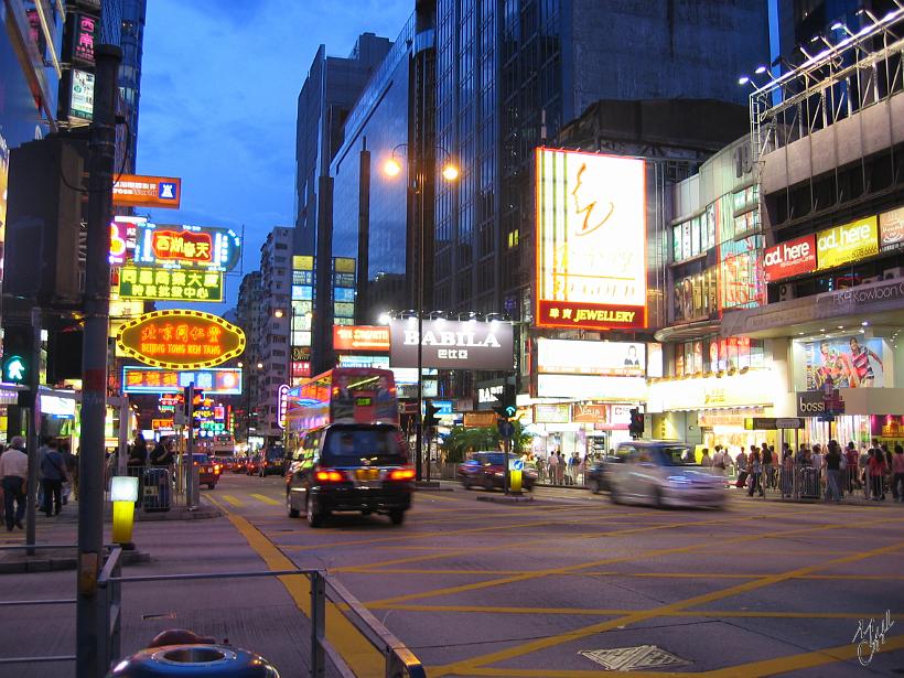 0507HKMac_IMG_1952.jpg - Hong Kong by night. Certains quartiers ont la plus forte densité de population au monde (200.000 habitants au km²). C'est la ville la plus riche de Chine et elle est très différente du reste du pays.