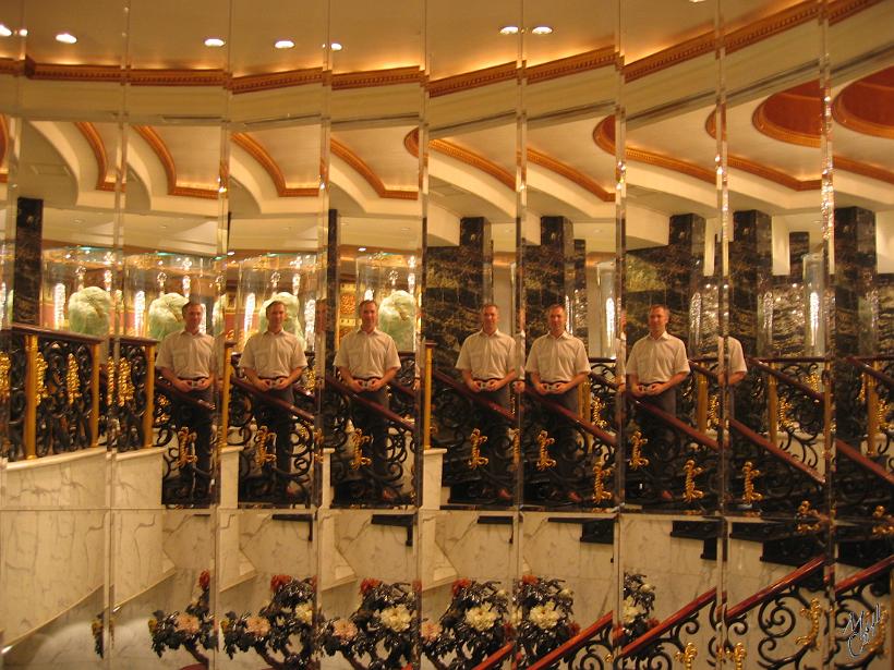 0507HKMac_IMG_2042.jpg - Jeu de miroirs dans un casino de Macao...une photo...plusieurs images d'un "long-nez", comme les chinois nomment les occidentaux.