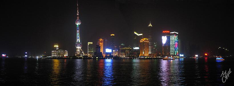 0604Sgh_panoBund01.jpg - Panorama sur Pudong la nuit, avec la tour de la télévision appelée la Perle de l'Orient (468 mètres).