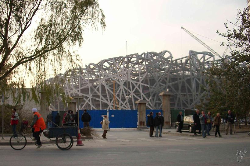 0611Beijing_12.jpg - Pékin ou Beijing. Ici le fameux stade en nid d'oiseaux pendant sa construction pour les jeux olympiques de 2008 - photo prise en Nov.2006
