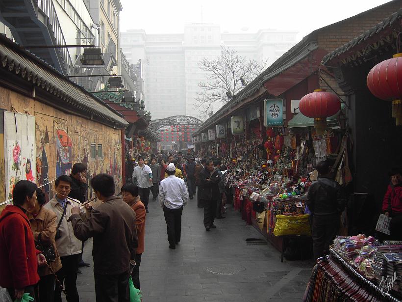 0611Beijing_PICT3052.JPG - Un petit marché dans des ruelles de Pékin situées à l'écart des grandes avenues (mais tout de même au centre des beaux quartiers). On y trouve de tout, à manger, des montres, des parfums, des CD/DVD,...tous des copies, bien sûr.