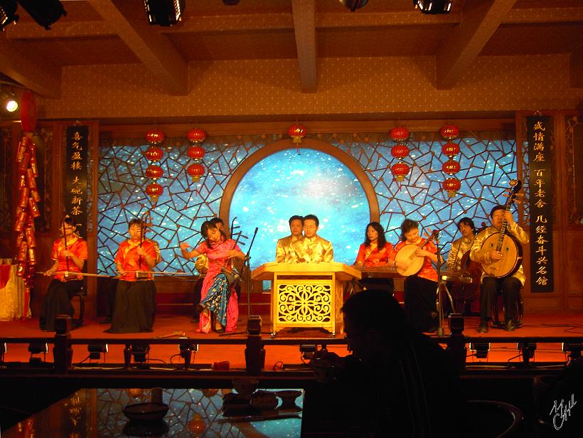 0611Beijing_PICT3059.JPG - Un diner-spectacle à Pékin. Musique et chants traditionnels avec un ensemble constitué selon la classification sizhuyue (« bambou et soie ») en raison des instruments utilisés.