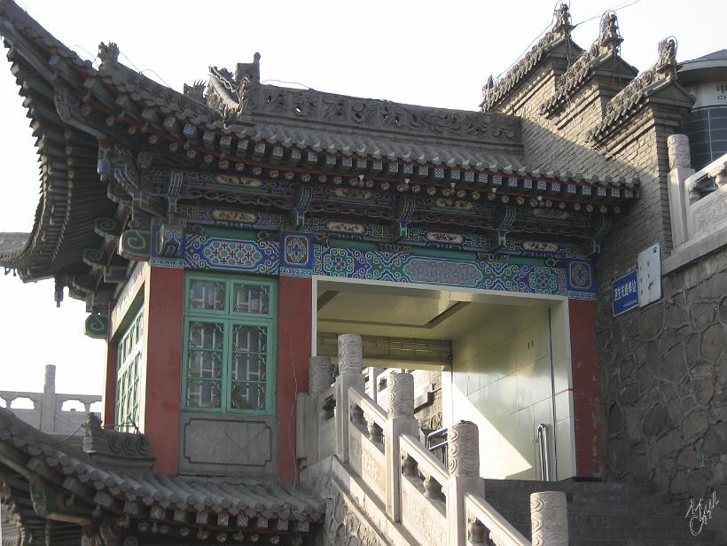 0701Bjg_Lanzhou_IMG_0185.jpg - Un temple à Lanzhou sur la Colline de la Pagode Blanche, au centre de la Chine. Cette ville située à 1600m d'altitude a été fondée par la dynastie Han, il y a plus de 2000 ans