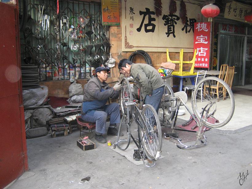 0701Bjg_Lanzhou_IMG_0195.jpg - Un réparateur de vélo dans une rue de Lanzhou.