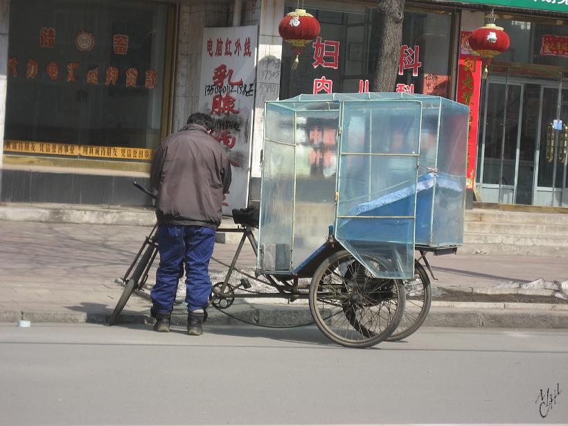 0703Harbin_IMG_0328.JPG - Un vélo-taxi avec son caisson en plexiglas bien pratique quand le vent glacé souffle sur Harbin.
