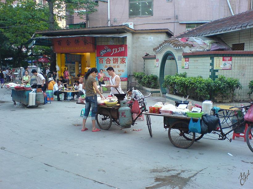 0705gz_Dsc08216.jpg - Des restaurants ambulants dans les rues de Guangzhou. Ça n'en a pas l'air, mais les mets sont délicieux. Guangzhou est la ville où on perçoit au mieux la culture chinoise comme les occidentaux se l’imaginent.