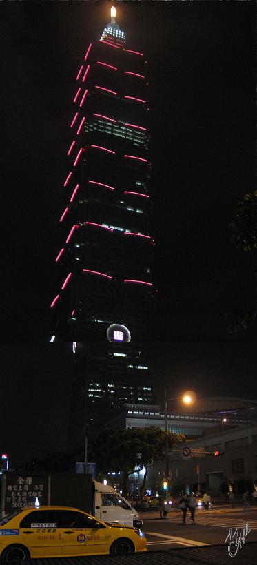 0803Shg_Taiwan_Taipei101_17et18.jpg - Taipei 101. Les ascenseurs mettent 39 secondes pour atteindre le 91e étage.