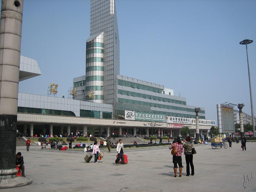 0803Wuxi_IMG_4993_Wuxi_ouestDeShanghai.JPG - La Gare de Wuxi. Cette ville est parfois surnommée «la petite Shanghai». Elle se situe à l'Est de la Chine, au bord d'un grand lac, le Tai Hu.