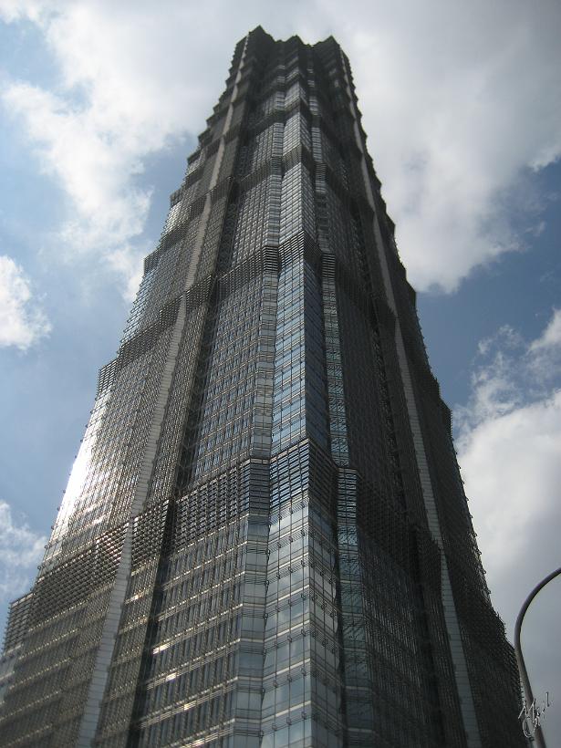 0909Shg_IMG_1915.JPG - La Jin Mao Tower (421m) a été jusqu'en 2008 le gratte-ciel le plus haut de Chine. Elle possède 88 étages (le 8 étant symbole de prospérité et d'argent pour les chinois)