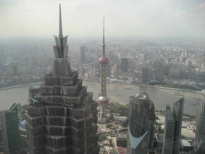 0909Shg_IMG_1933.JPG - Vue sur la ville du sommet du World Financial Center (492 m). La tour à gauche est la Jin Mao Tower (421m) avec le Hyatt, l'hôtel le plus haut du monde (53e au 87e étage)