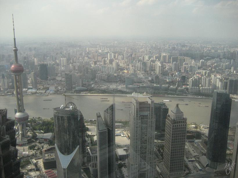 0909Shg_IMG_1934.JPG - Il y aurait actuellement 5.000 tours auxquelles s'ajoutent 120 gratte-ciel de plus chaque année, et 20.000 chantiers permanents à Shanghai.