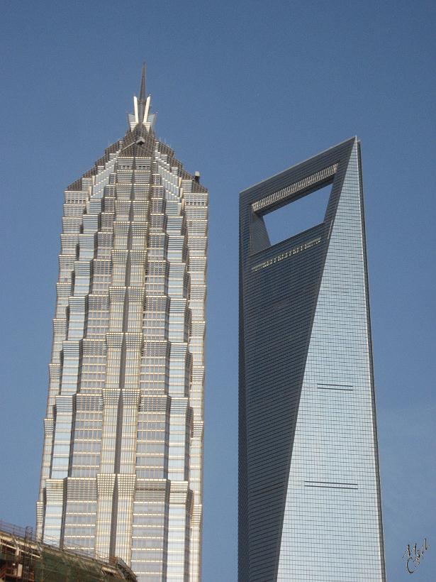 0909Shg_IMG_1968.JPG - La nouvelle tour du World Financial Center est souvent appelée le "décapsuleur" par les shanghaïens. À l'origine, l'architecte avait dessiné un trou rond. Projet refusé par le gouvernement car trop proche du "disque solaire" représenté sur le drapeau du Japon, le voisin détesté.