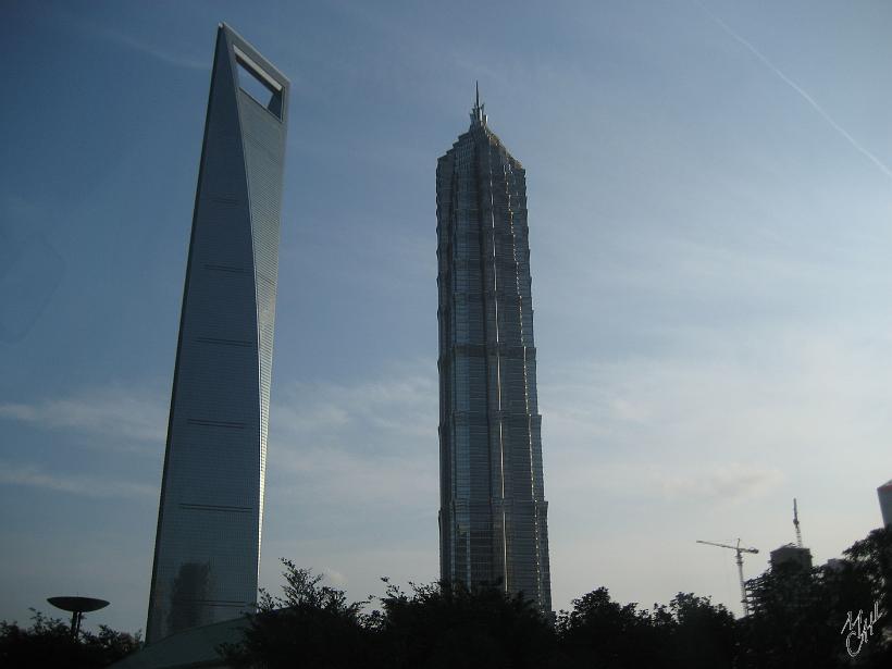 0909Shg_IMG_1974.JPG - Le World Financial Center (492m) et la Jin Mao Tower (421m). Les grues à droite construisent la prochaine plus haute tour de Chine, le Shanghai Center (632m et 127 étages achevé en 2013).