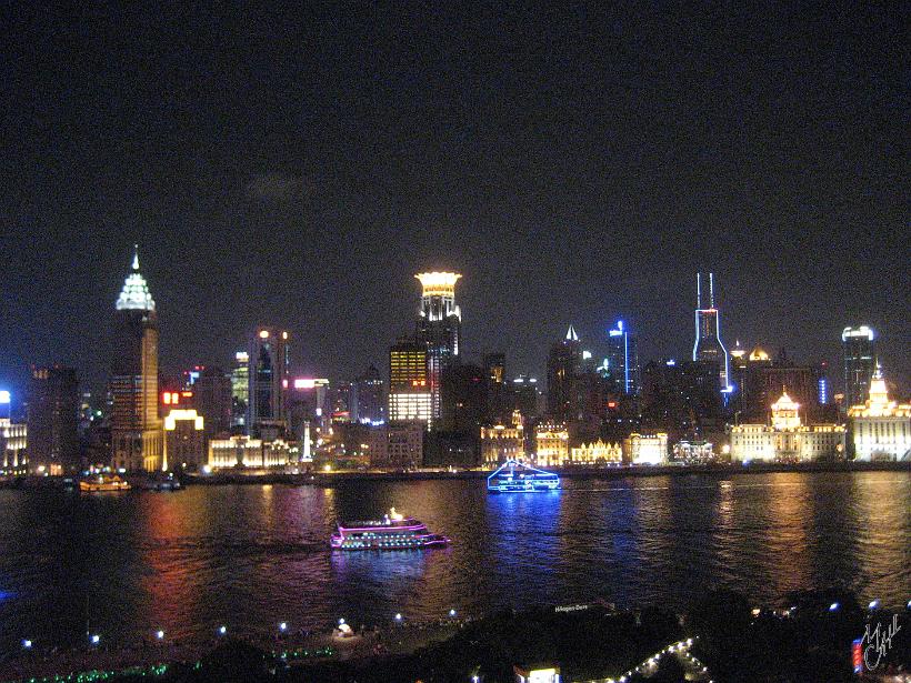 0909Shg_IMG_1984.JPG - Puxi la nuit (vue d'une terrasse située coté Pudong). Les 2 traits blancs à droite, derrière la tour éclairée en forme de bouteille sont les lumières du World Financial Center