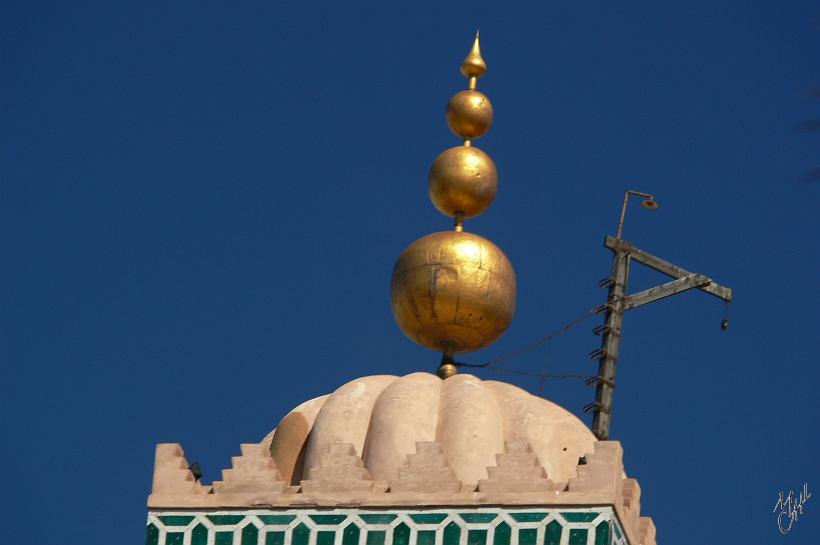 P1040139.JPG - Le minaret de la mosquée Koutoubia est surmonté de 3 boules de cuivre doré qui symbolisent le monde terrestre, le monde céleste et le monde spirituel.