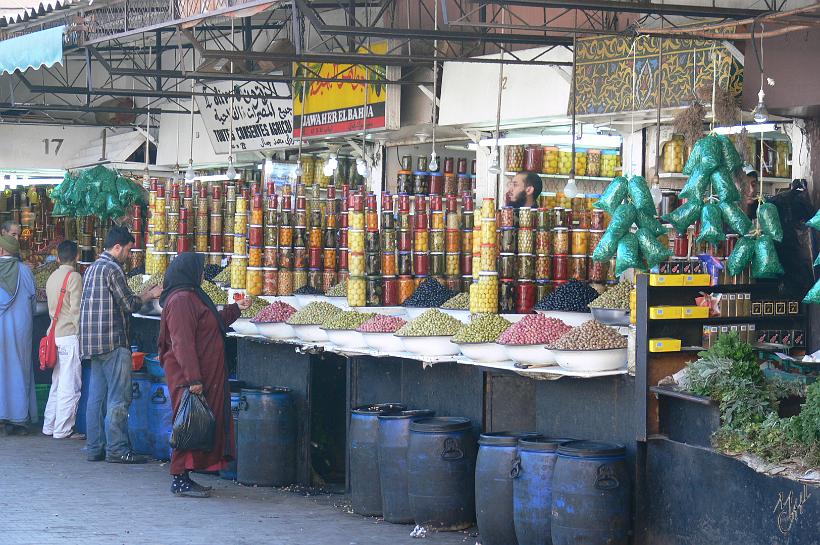 P1040181.JPG - Les souks de Marrakech regroupent une corporation de plus de 40 000 artisans marocains.