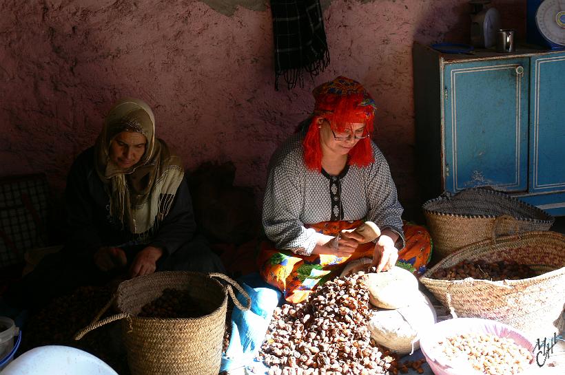 P1040279.JPG - Femmes Berbères décortiquant des amandes de l'Arganier afin de produire de l'huile d'argan. Cette huile est utilisée pour les besoins alimentaires mais aussi pour les soins de peau et de cheveux.
