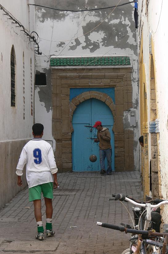 P1040330.JPG - De jeunes marocains jouant au football dans une impasse d'Essaouira