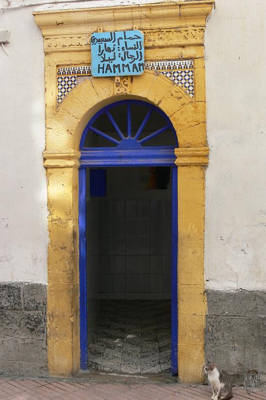 P1040341.JPG - La porte bien gardée d'un hammam à Essaouira.