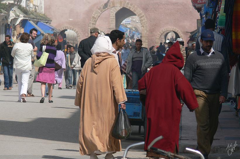 P1040351.JPG - Les touristes mélangés au marocains se pressent pour passer la grande porte vers le Souk El Jadid.