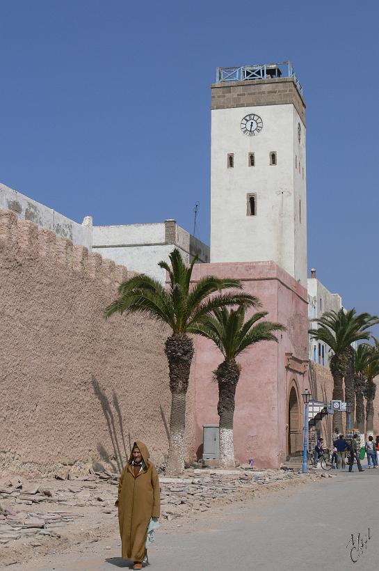 P1040355.JPG - L'avenue Oqba Ibnou Nafia avec l'horloge qui fût offerte par le Maréchal Lyautey lors de sa visite à Essaouira au début du siècle.