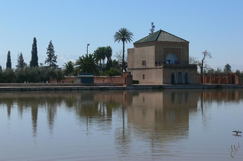 P1040400.JPG - La Ménara de Marrakech est un vaste jardin planté d'oliviers. C'est un endroit très paisible avec un grand bassin qui sert de réservoir d'eau pour irriguer les cultures. L'eau est amenée depuis les montagnes situées à 30 km grâce à un système hydraulique vieux de plus de 700 ans.
