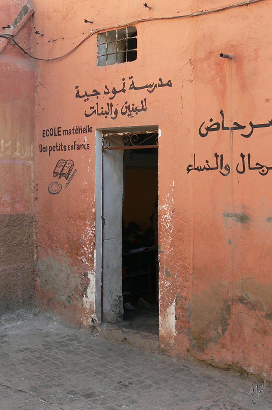 P1040441.JPG - La porte d'entrée d'une maternelle près du souk de Marrakech.