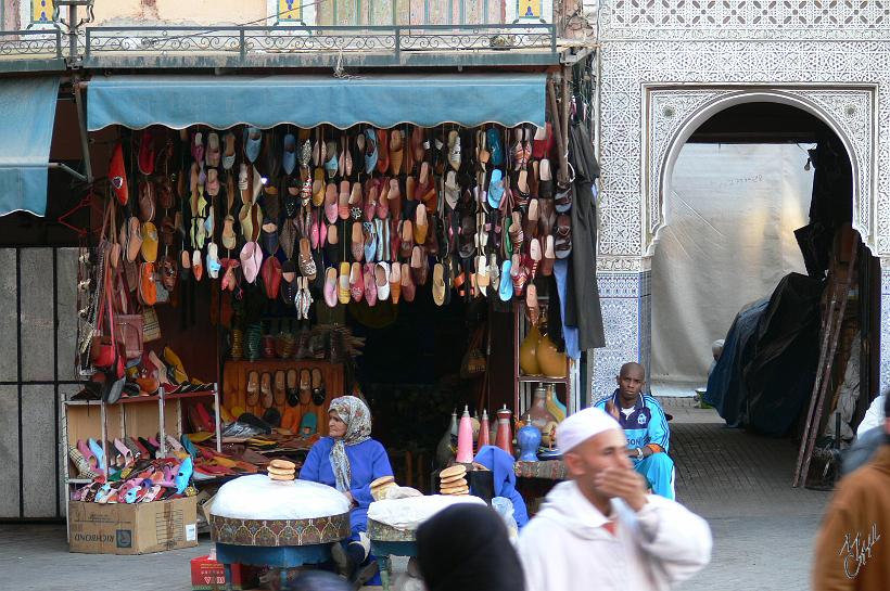 P1040447.JPG - Une boutique de Babouche dans le souk de Marrakech