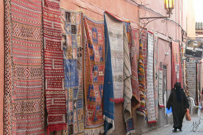 P1040459.JPG - Les tapis marocains sont vieillis au soleil de Marrakech.