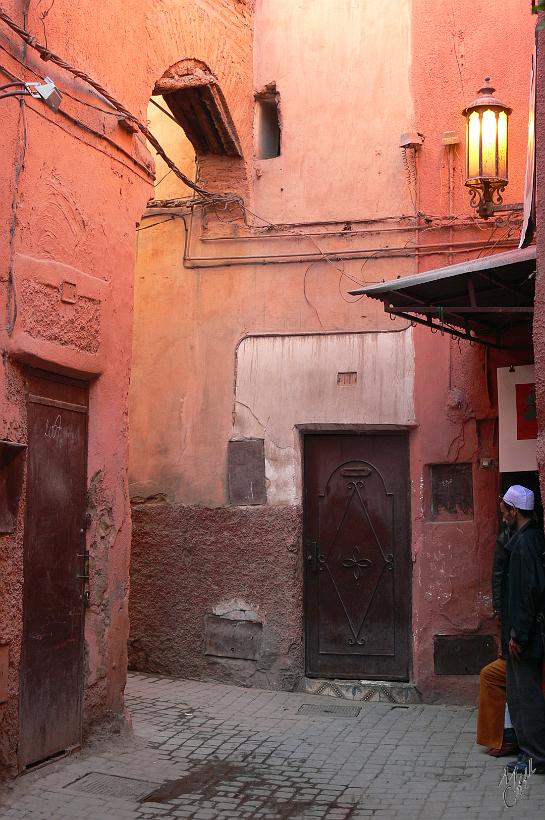 P1040463.JPG - Dans et en périphérie du souk de Marrakech, les petites ruelles forment un vrai labyrinthe.