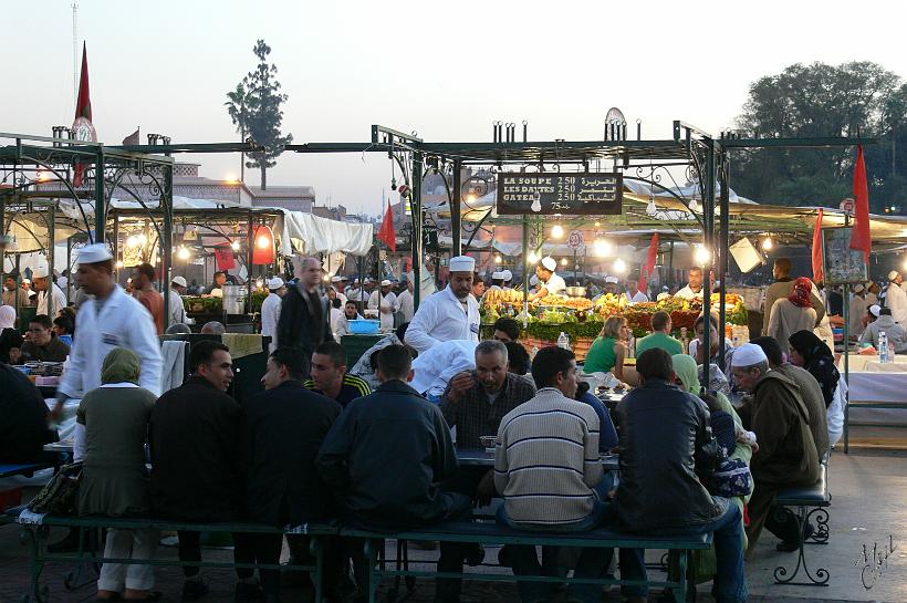 P1040490.JPG - Place Jamaâ El Fna est très animée du début de soirée jusqu'à l'appel de la prière de l'aube. En début de soirée la place se transforme en un immense restaurant avec de nombreux stands de nourriture.