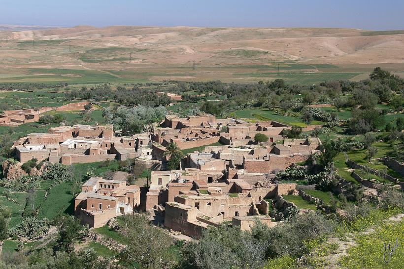 P1040531.JPG - Un village berbères avec des cultures de céréales et d’olives sur le plateau du Kik.