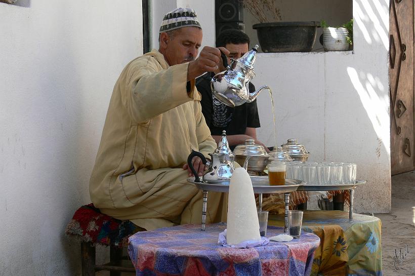 P1040541.JPG - Dégustation de thé à la menthe chez une famille berbère. Cette boisson de l'hospitalité est traditionnellement préparée par les hommes.