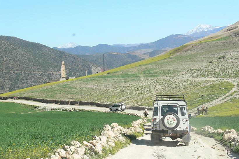 P1040575.JPG - La petite route qui mène au village de Moulay Brahim.