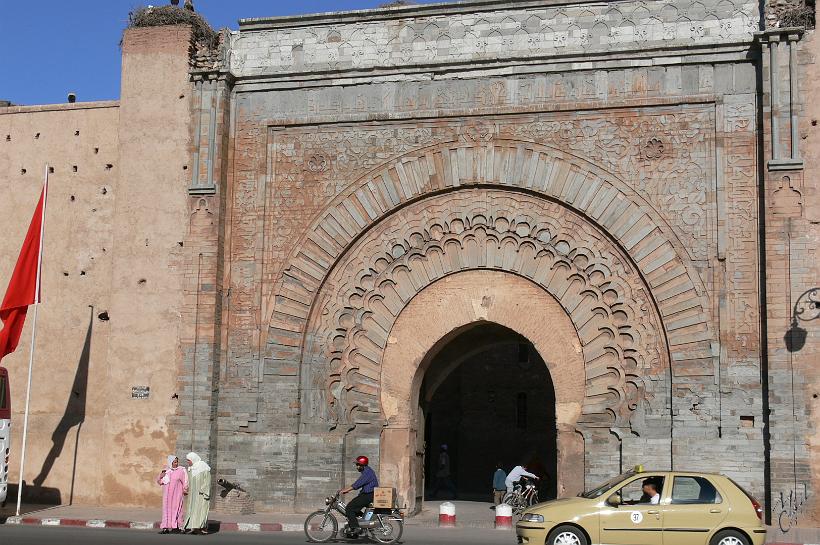 P1040599.JPG - Marrakech est entourée de remparts édifiés au début du 12ème siècle. Haut de 10 m et longs de 19 km ils comportent 202 tours et 18 portes appelées Bab (ici Bab Agnaou)