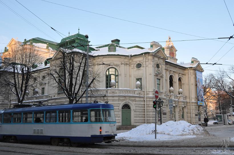 DSC_0705.JPG - Un tramway passe devant le théâtre à Riga (Nacionalais teatris). Ce bâtiment date de 1899-1902. C'est sur la scène de ce théâtre que fut signée la proclamation d'indépendance le 18 nov. 1918.