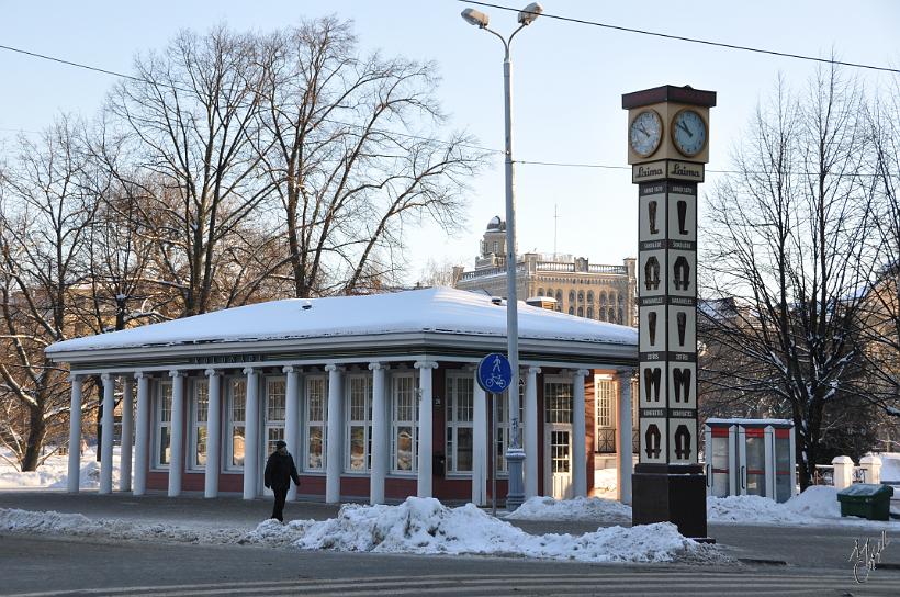 DSC_0817.JPG - L'horloge Laima, le plus grand chocolatier de Lettonie. L'entreprise l'a fait installer en 1924 afin qu'aucun ouvrier n'arrive en retard.