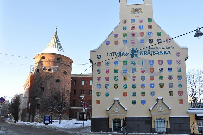 DSC_0828x.jpg - La Tour Poudrière et un fronton de maison avec les armoiries des 77 villes de Lettonie.