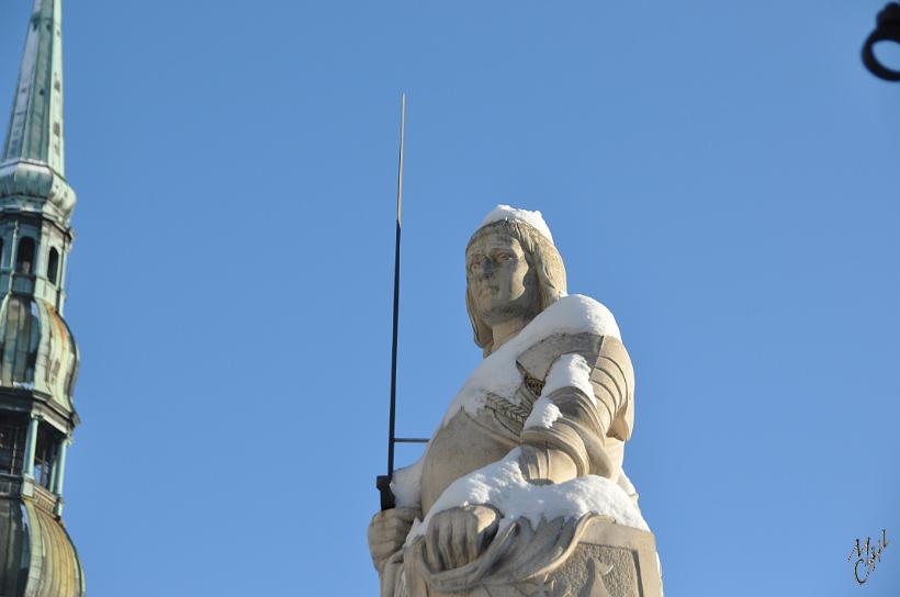 DSC_0911.JPG - C'est de la pointe de l'épée de la statue de Roland (patron de la ville de Riga) que se situe le point zéro de toutes les distances mesurées dans le pays.