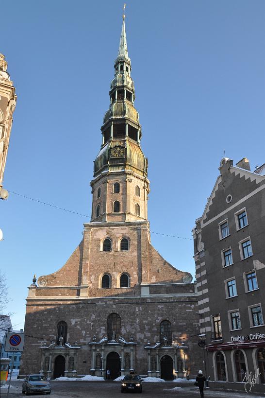 DSC_0920x.jpg - L'église St Pierre avec sa flèche de 122m. Un ascenseur permet de monter dans le clocher afin d'avoir une sublime vue sur la ville.