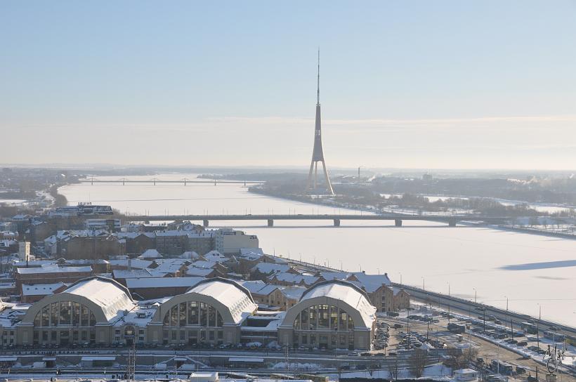 DSC_0934.JPG - Vue de Riga du clocher de l'église St Pierre (Sv. Pétera Baznica). Au premier plan les halls du grand marché couvert et la tour de la télévision.