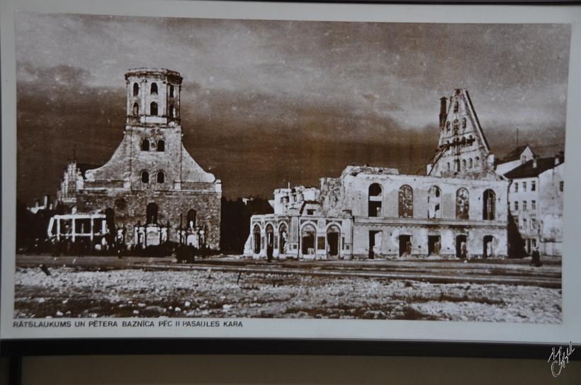 DSC_0937.JPG - Détruite pendant la seconde guerre mondiale, l'église St Pierre a entièrement été reconstruite. Autrefois en bois, le clocher a été reconstruit en acier.