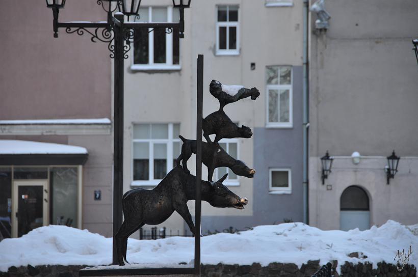 DSC_0949.JPG - La sculpture des musiciens de Brême a été offerte par le gouvernement allemand.