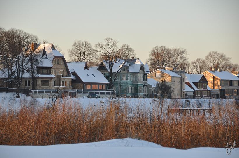 DSC_0974.JPG - Kipsala. Cette île située de l'autre coté du fleuve Daugava fait face à la vieille ville de Riga. On peut y observer de jolies maisons en bois du 19è siècle.