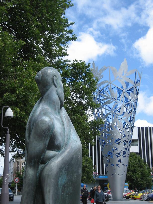 Christchurch_20051124_0436.JPG - Sculptures sur la place de la cathédrale à Christchurch