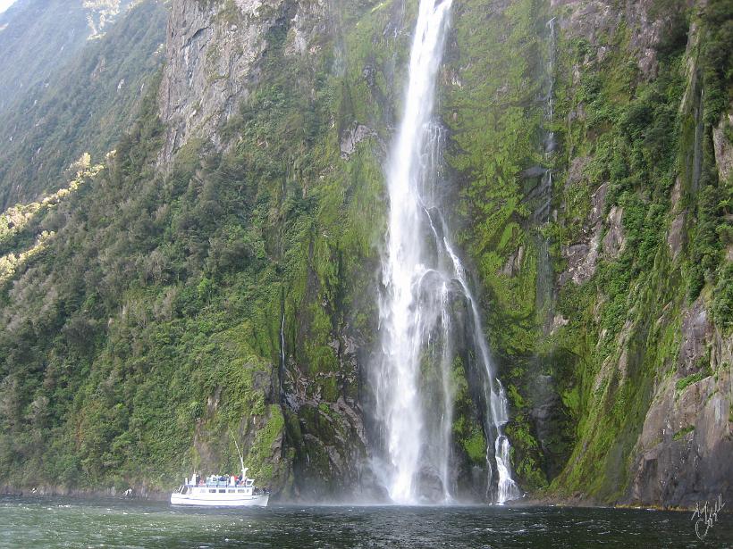 Milford_Sound_IMG_1985.JPG - Les chutes d'eau les plus hautes de Doubtful sound peuvent atteindre 600m de hauteur