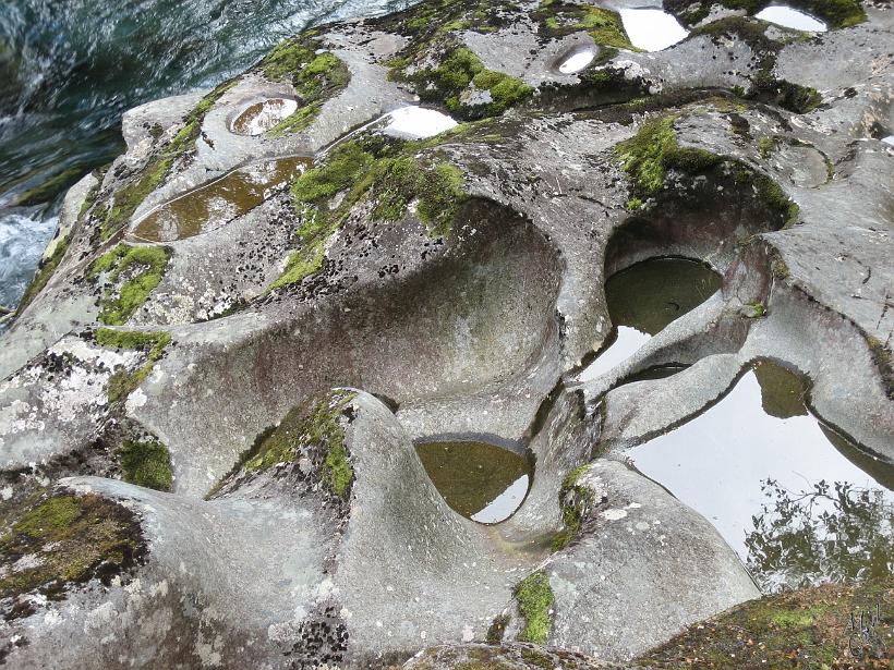 Milford_Sound_IMG_2037.JPG - Des roches délavées par les rivières du Fjordland