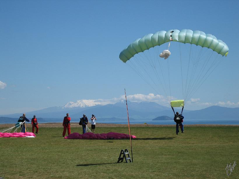 Parachute_avantTongariro_Rafting_IMG_1402.JPG - Si vous voulez avoir des sensations fortes en vacances...allez en Nouvelle Zélande !! ici, saut en parachute de 12000 pieds, au dessus du lac Taupo et des volcans enneigés qui l'entourent...SUPER !!!
