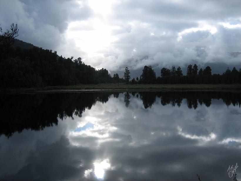 Queenstown_WestCoast_IMG_2509.JPG - Le lac Matheson sur la côte ouest. Ce lac est connu pour son effet miroir. Dommage qu'il y avait ces nuages qui cachaient des montagnes enneigées avec le mont Cook.